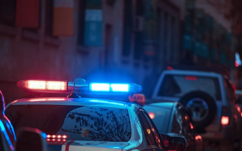 Radiowóz policyjny z włączonymi sygnałami świetlnymi