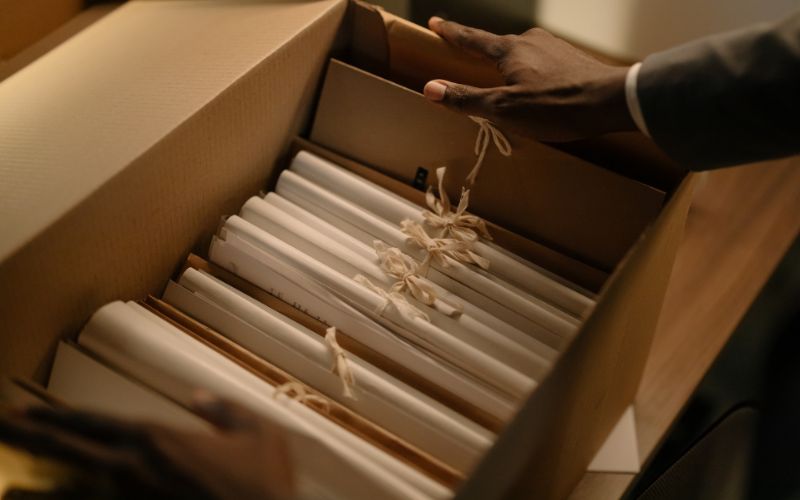 akta sprawy karnej – dokumenty postępowania przygotowawczego w pudle archiwalnym